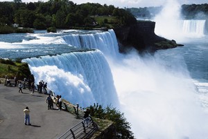 Wow! Air Terjun Niagara Ikut Rayakan Kelahiran Royal Baby