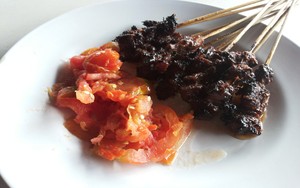 Sate Maranggi & Es Kelapa Cibungur: Sedapnya Sate Daging Dicocol Sambal Tomat