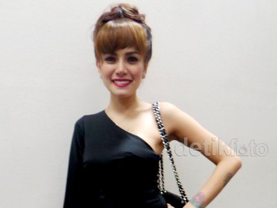 Gaun One Shoulder Nikita Mirzani