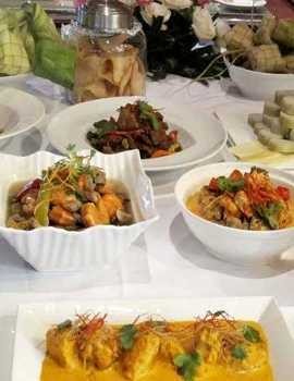 Ketupat Lebaran Komplet, 1.500 Kalori Sekali Santap!