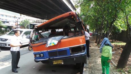 Ini 5 Aksi Ugal-ugalan Sopir Metro Mini Maut