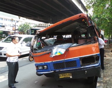 Sempat Muntah Darah, Korban Tabrakan Metro Mini Belum Boleh Pulang
