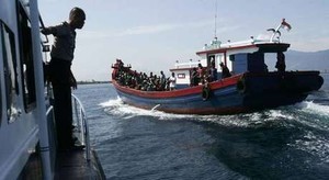 Cuaca Buruk, Pencarian Korban Tenggelamnya Kapal Imigran di Cianjur Distop