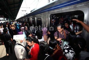 Empati Penumpang KRL Rendah, Ibu Hamil Susah Payah Cari Tempat Duduk