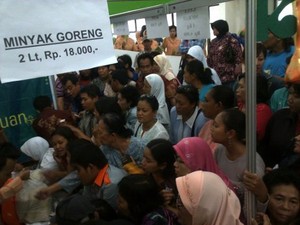 Ribuan Warga Semarang Berdesakan Antre Sembako di Pasar Murah
