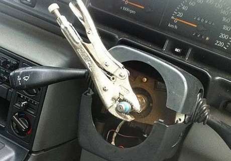 Pria Ini Nekat Nyetir Mobil Pakai Tang