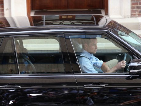 Jadi Sopir, Pangeran William Antar Royal Baby dan Ibunya Pulang