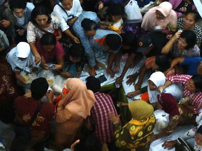 Warga Serbu Pasar Murah
