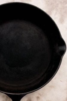 Meski Dianggap Kuno, Wajan Besi Punya Banyak Kelebihan