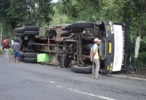 Truk Muat Batako Terguling Saat Pecah Ban