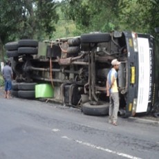 Truk Muat Batako Terguling Saat Pecah Ban
