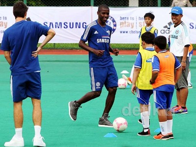Puluhan Anak Dilatih Empat Pemain Chelsea