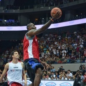 LeBron Bagi-bagi Bola Basket dan Berjanji Kembali ke Filipina