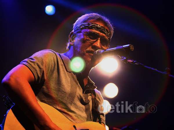 Iwan Fals Sukses Hibur Penggemarnya Iwan Fals Sukses Hibur Penggemarnya