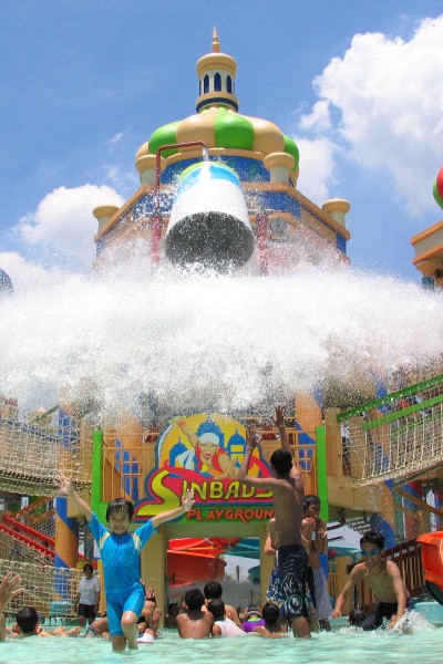 Waterpark Terbesar & 5 Tempat Wajib Dikunjungi Saat Mudik ke Surabaya