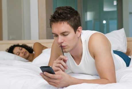Studi: 62 Persen Wanita Cek Ponsel Saat Sedang Bercinta