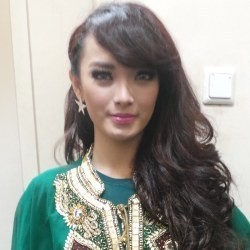  Zaskia Gotik Cari Rezeki Ramadan untuk Saudara dan Keponakan