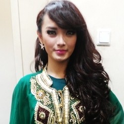 Minta Angpao, Zaskia Gotik Berjejer Bak Ikan Sepat