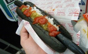 Gurih Enak Hot Dog Hitam dengan Sosis Hitam