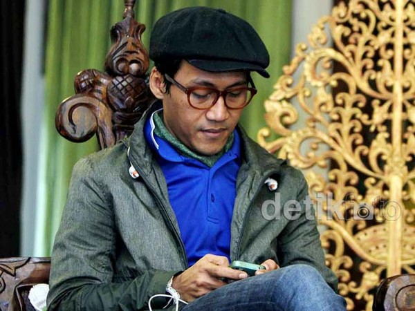 Nugie Asyik dengan Gadget-nya