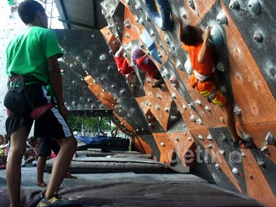 Menanti Berbuka dengan Berlatih Panjat Tebing
