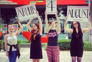 Dukung Pasien Penyakit Langka, Para Wanita Panjangkan Bulu Ketiak