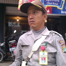 Merawat Ibunya yang Sudah Tua dan Selalu Kirim Uang untuk Mertua