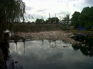 Menyusuri Sungai-sungai Hitam di Jakarta Utara