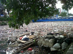 Sungai di Jakut Bau, Warga Stok Pengharum hingga Semprot Minyak Wangi