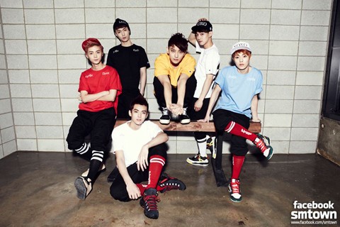 Gaya Stylish Idola KPop dengan Kaos Kaki ala Pesepakbola