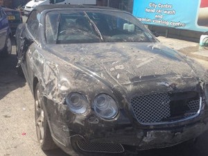 Niat Mau Cuci Mobil, Eh Bentley Ini Malah Rusak