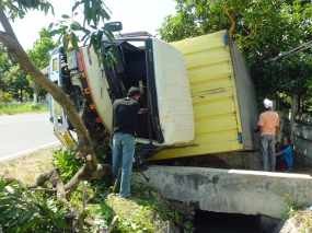 Truk Muatan Paket Terguling di Selokan
