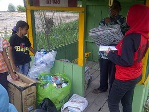 Warga Samarinda Tukar Sampah dengan Takjil di Bank Ramli
