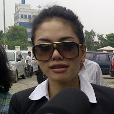  Yun Tjun: Nikita Mirzani Lumuri Tank Top dengan Darah Korbannya