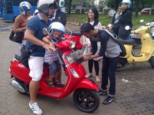 Pengguna Vespa Keliling Jakarta Pusat