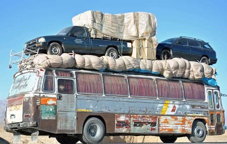 Di Afghanistan, Mobil Diangkut Naik Bus