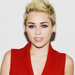 Miley Cyrus Tampil Polos di Kampanye Kanker Kulit