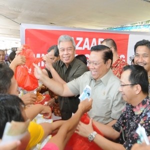 Agung Laksono dan Sinar Mas Jualan Minyak Goreng Murah 