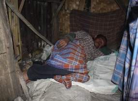 Kasur Penambang Belerang Terbuat dari Karung Berisi Alang-Alang