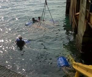 Begini Sulitnya Evakuasi Truk Tapioka yang Nyemplung di Laut Merak