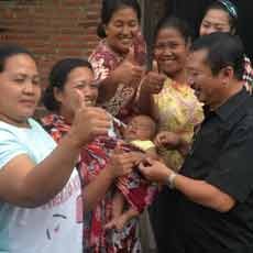Bambang DH Kunjungi Pemulung di Malang