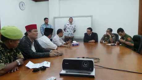  Ahok Tersenyum Temui Pembela PKL Tanah Abang 