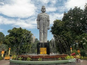 Ngabuburit di Surabaya, Taman Apsari Tempatnya!