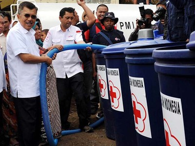 JK Beri Bantuan Korban Gempa Aceh