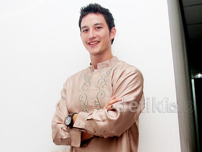 Mike Lewis Tampan Berbaju Koko
