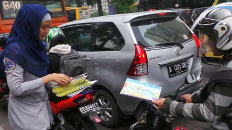 Petugas Kemenhub Bagikan Peta Mudik di HI