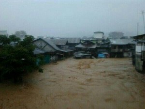 2 Bayi Terseret Banjir Ambon dan 3 Orang Tertimpa Pagar Beton