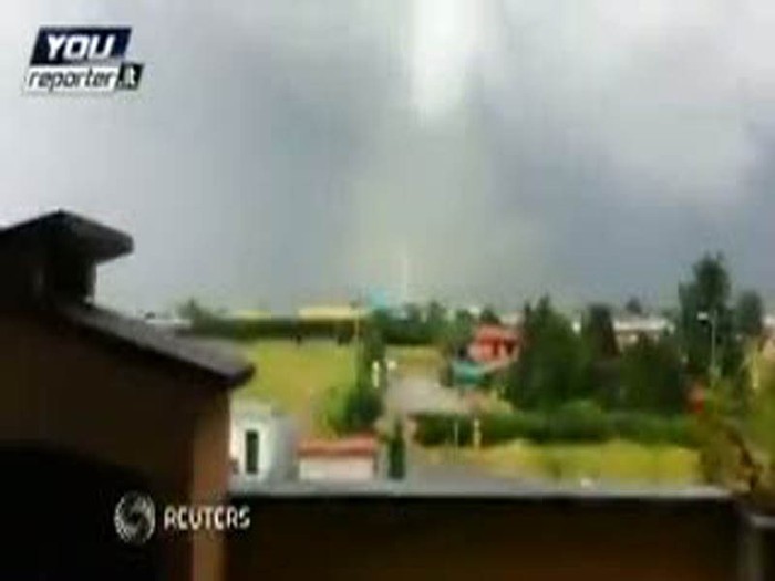 Detik-detik Tornado Terjang Italia