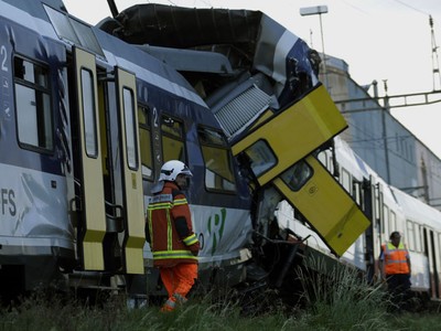 2 Kereta Tabrakan di Swiss