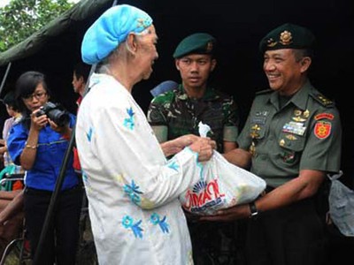 Kostrad Bagikan Sembako